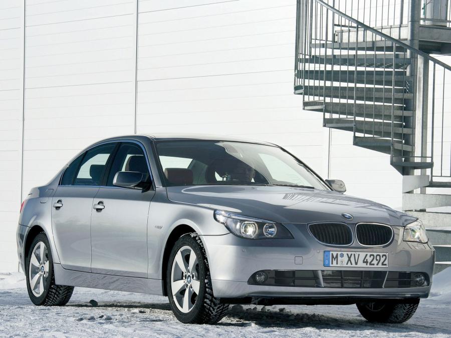  BMW 530xi Sedan 2005 года  (фото 1 из 13)